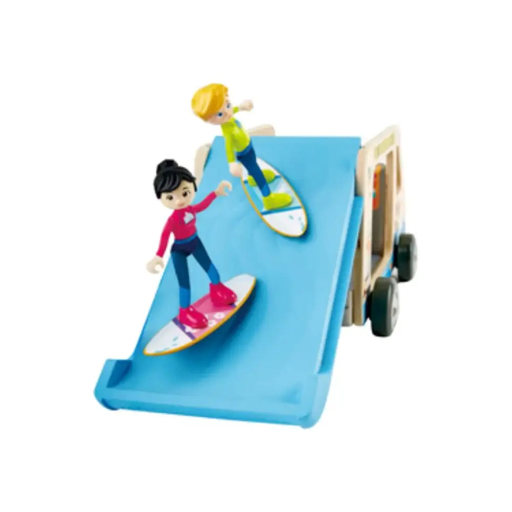 Niños jugando con tablas de surf sobre la rampa del juguete Furgoneta Aventuras de Hape.