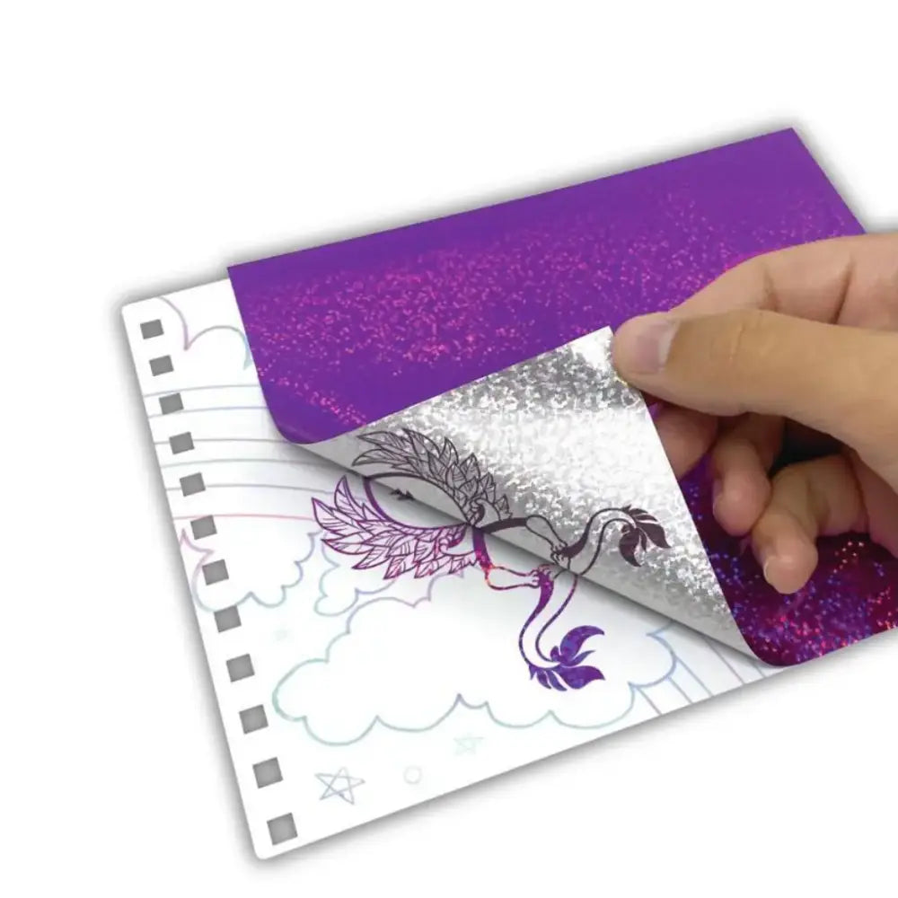 Actividad artística con papel de aluminio morado.