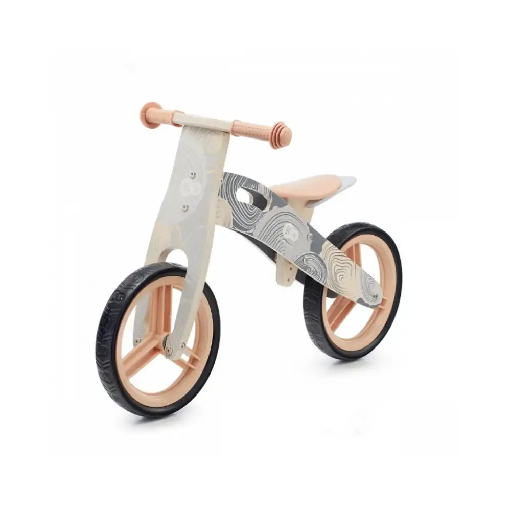 Bicicleta de equilibrio de madera con detalles en gris y ruedas de color melocotón.