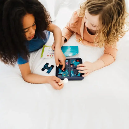 Niños jugando Escondite con Monstruos, juego de puzzle para concentración y resolución de problemas, Smartgames.