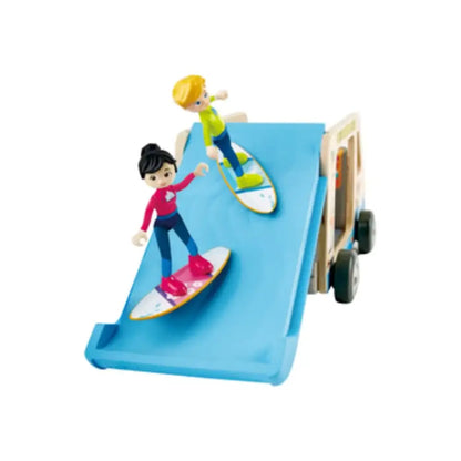 Niños jugando con tablas de surf sobre la rampa del juguete Furgoneta Aventuras de Hape.