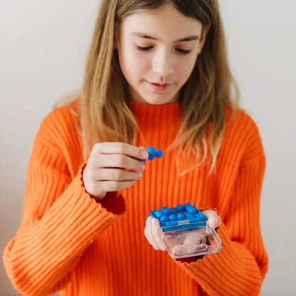 Niña jugando con IQ Mini, juego de concentración y resolución de problemas, Smartgames.