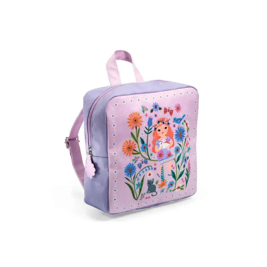 Mochila infantil de color pastel con un caprichoso diseño floral y de hadas en la parte delantera.