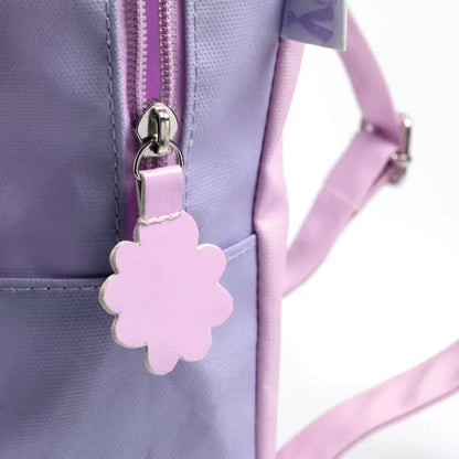 Mochila lavanda con tirador de cremallera en forma de flor rosa.