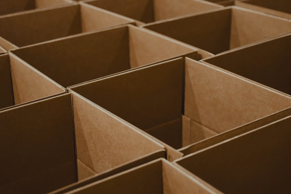 un montón de cajas marrones que están abiertas