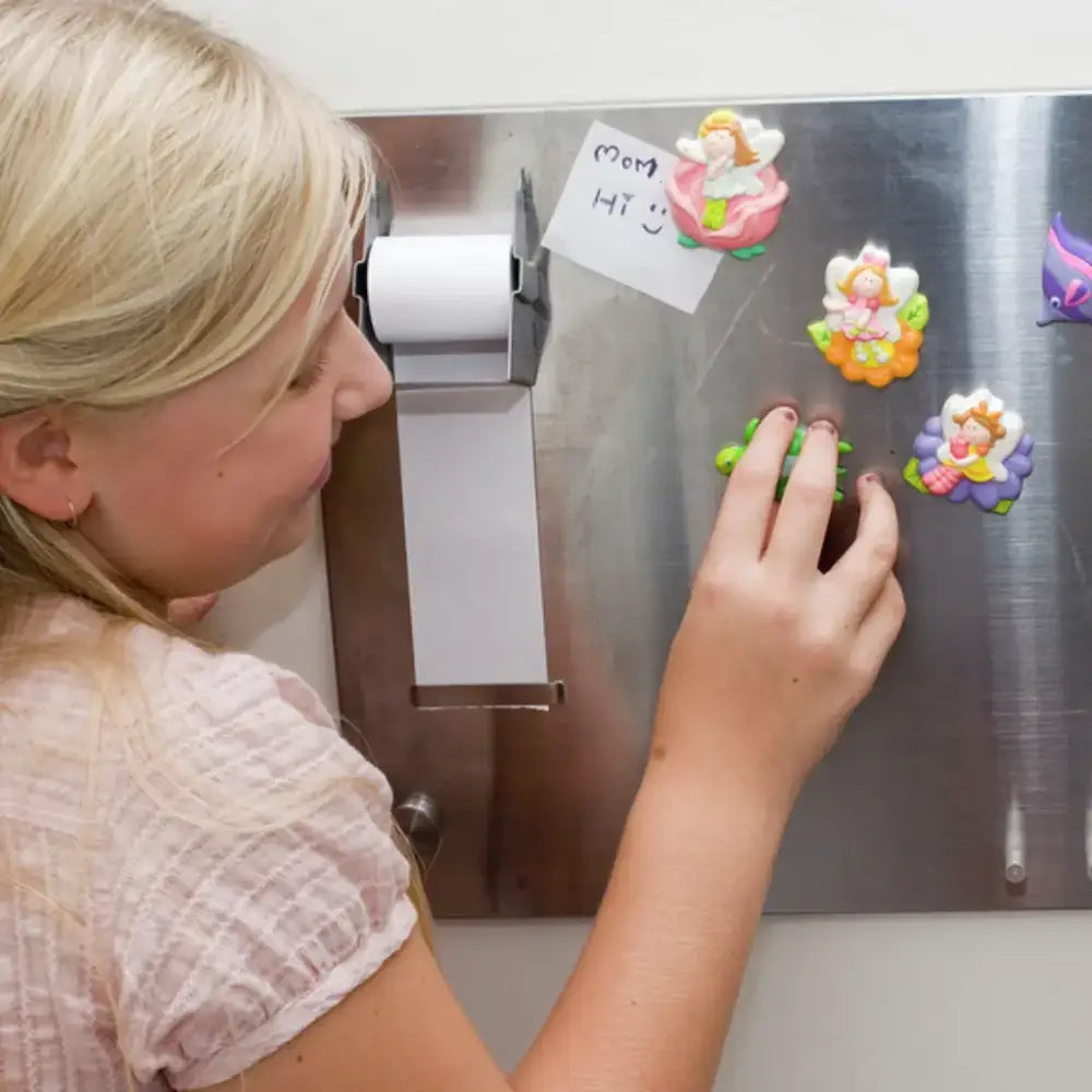 Refrigerador de acero inoxidable con imanes.